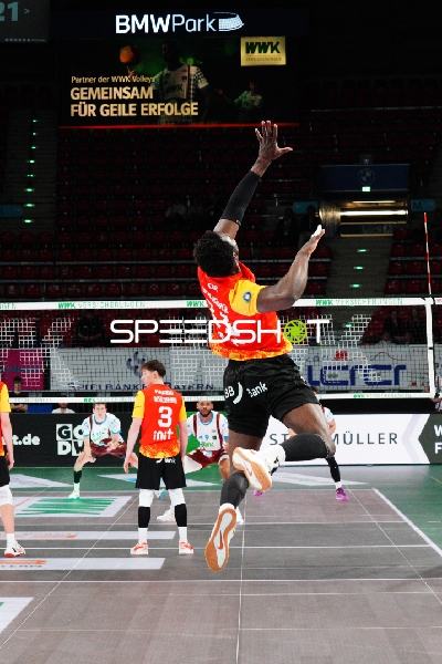 Spielszene mit Gustavo Oscar Bryan Avila (9; WWK Volleys Herrsching)