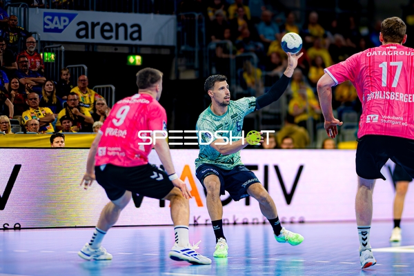 Wurf auf das Tor durch Spieler Nr. 5