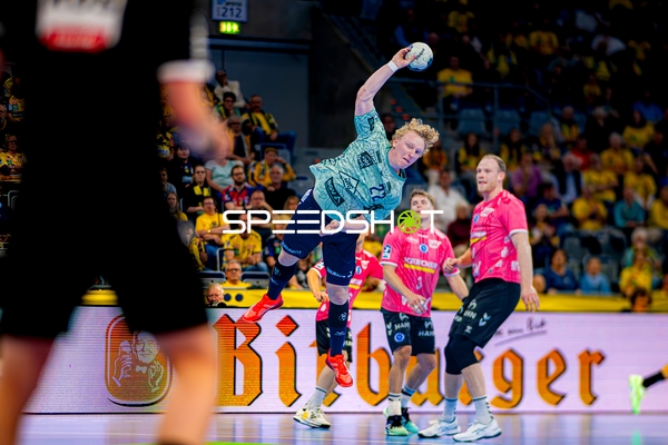 Wurf auf das Tor durch Gustav Davidsson (22; Rhein Neckar Löwen)