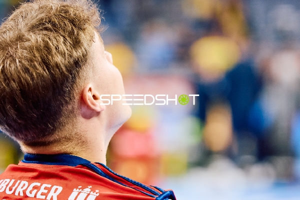 Spieler beobachtet das Spielgeschehen