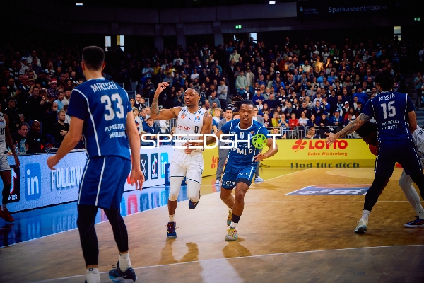 DJ Horne von den MLP Academics Heidelberg treibt den Ball schnell nach vorne, verfolgt von Kyle Lofton von Brose Bamberg.