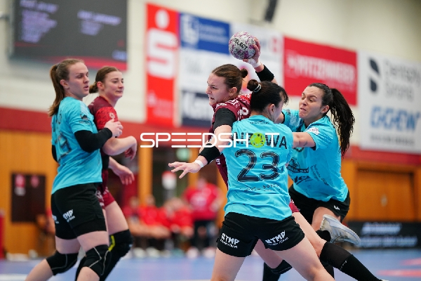 Szene mit Luca Farago (19; Thüringer HC) und Isabell Hurst (5; HSG Bensheim/Auerbach)