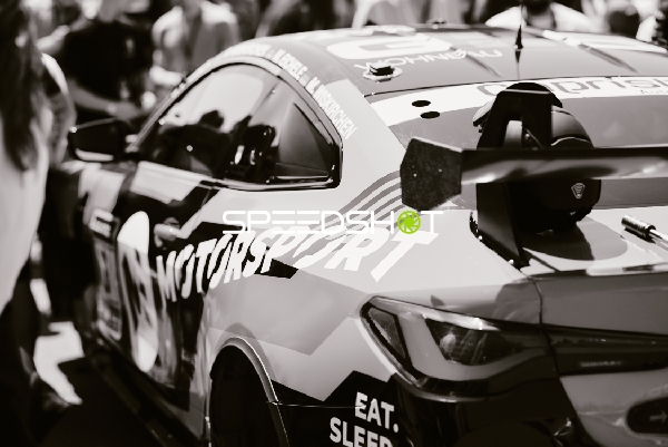 Rennfahrzeug in der Boxengasse