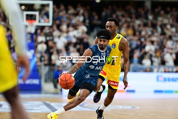 Dakarai Tucker (7; EWE Baskets Oldenburg) und Michael Weathers (20; MLP Academics Heidelberg) in Aktion