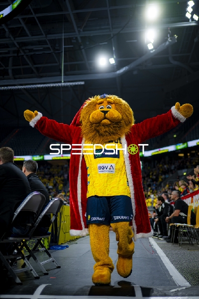 Fan-Szene mit Maskottchen