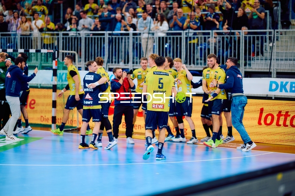 Feiernde Spieler nach einem erfolgreichen Spiel.