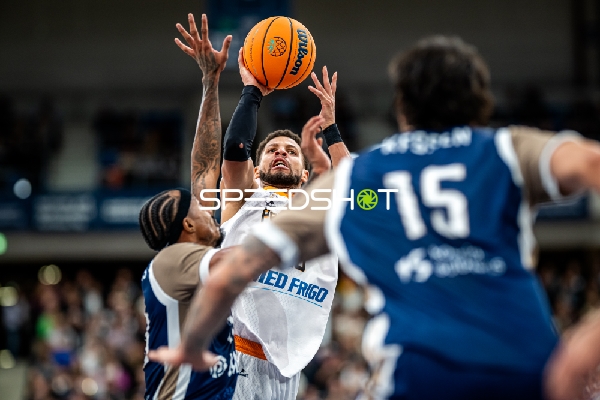 Basketball-Situation mit Kendale McCullum (10; Promitheas Patras Vikos Cola)