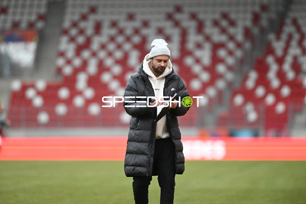 Trainer bei Spielvorbereitung