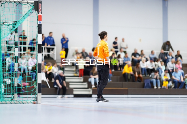 Torwart in Ruhe vor dem Tor