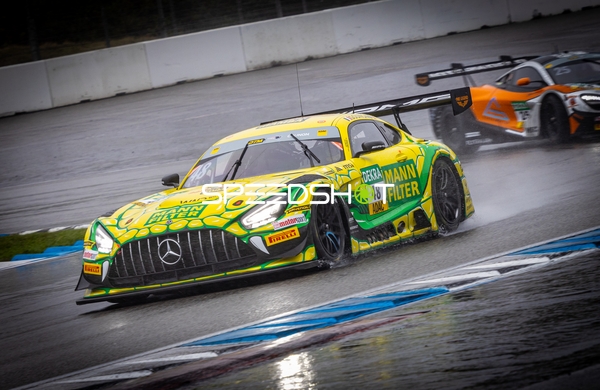 DTM Fahrzeuge in Kurve bei Regen