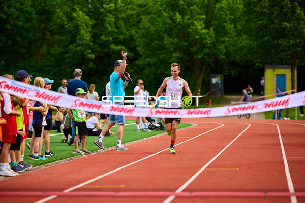 TVE Sommerlauf Edingen 2025: Läufer mit Startnummer 513 erreicht das Ziel