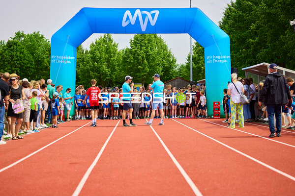 TVE Sommerlauf Edingen 2025: Vorbereitung am Startbogen im TVE Sportzentrum