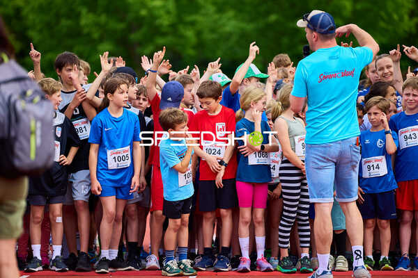 TVE Sommerlauf Edingen 2025: Läufer sammeln sich am Startbereich im TVE Sportzentrum