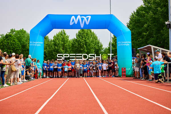 TVE Sommerlauf Edingen 2025: Läufer stehen am Startbogen bereit im TVE Sportzentrum