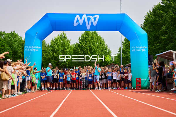 TVE Sommerlauf Edingen 2025: Teilnehmer stehen am Startbogen bereit