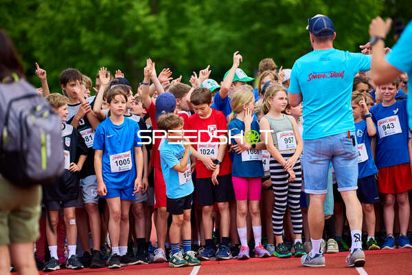 TVE Sommerlauf Edingen 2025: Vorbereitung der Teilnehmer am Startbereich im TVE Sportzentrum in Edingen.
