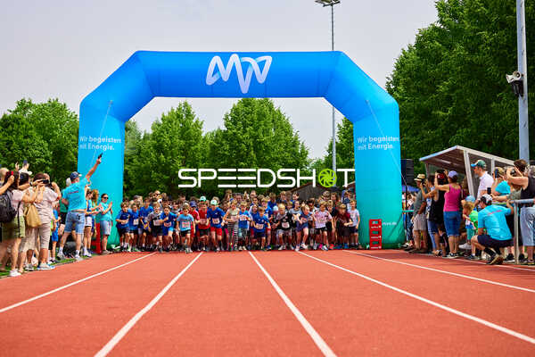 TVE Sommerlauf Edingen 2025 startet mit vielen Teilnehmern am TVE Sportzentrum
