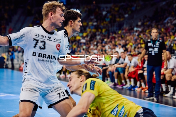 Ein Spieler der Rhein Neckar Löwen verteidigt gegen einen Spieler von MT Melsungen.