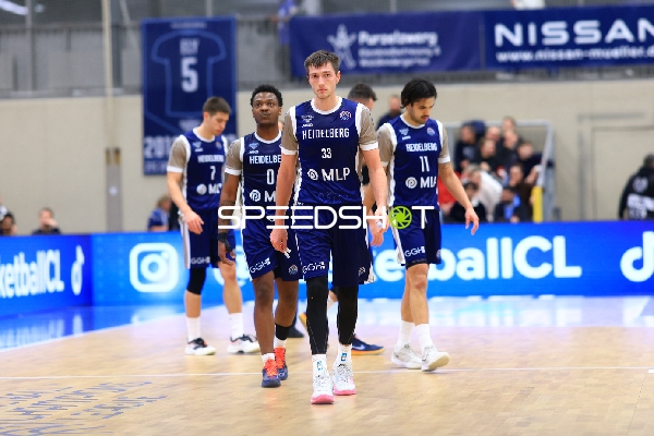 Szene mit Ryan Mikesell (33; MLP Academics Heidelberg), DJ Horne (0; MLP Academics Heidelberg) und Erol Ersek (11; MLP Academics Heidelberg)