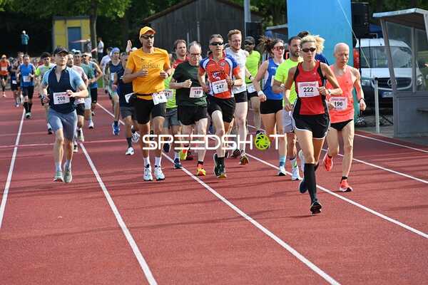 Läufer starten beim TVE Sommerlauf