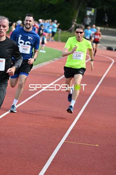 Läufer sprinten beim TVE Sommerlauf