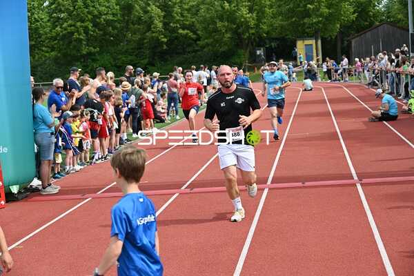 Teilnehmer {null_488} überquert Ziellinie