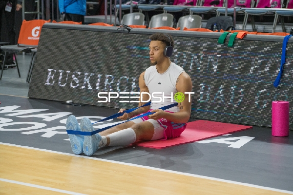 Szene mit Alijah Comithier (2; Telekom Baskets Bonn) am Spielfeldrand