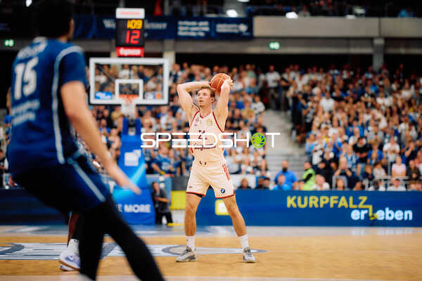 Spieler mit Ball auf dem Court