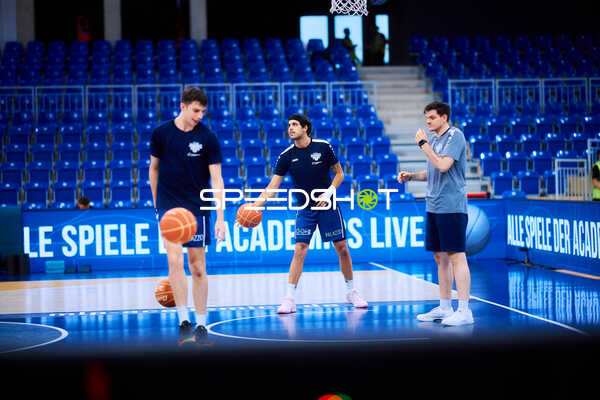 MLP Academics Spieler auf Court