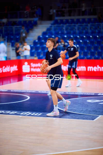 Dominic Vengert (8; MLP Academics Heidelberg) dribbelt auf dem Court
