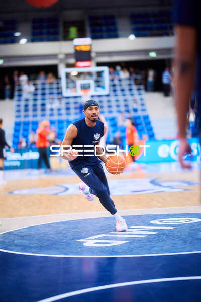 Michael Weathers (20; MLP Academics Heidelberg) dribbelt Ball