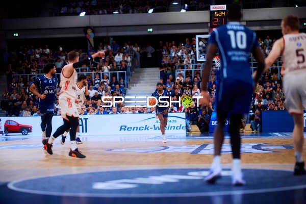Spieler Michael Weathers (20; MLP Academics Heidelberg) mit Ball