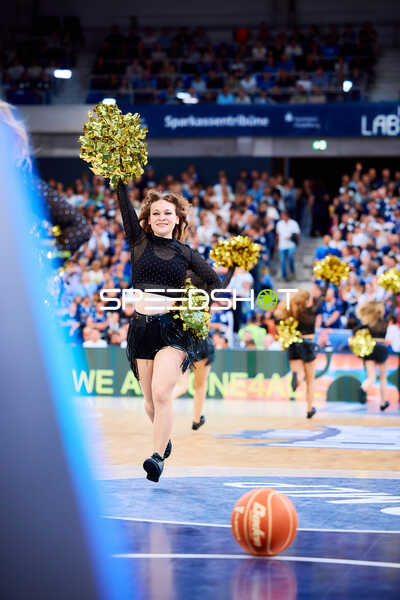Cheerleader tanzt auf Court