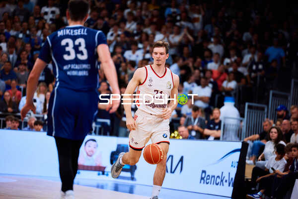 Justus Hollatz (21; FC Bayern Basketball) dribbelt den Ball