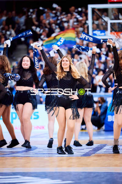 Cheerleader tanzen auf dem Court