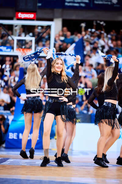 Cheerleader tanzen auf dem Court