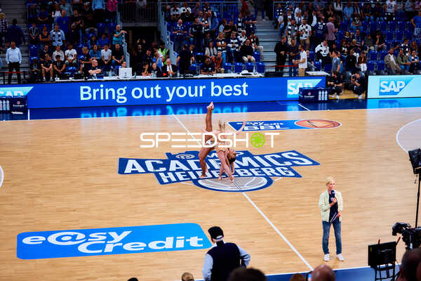 Showact auf dem Court