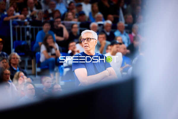 Coach Gordon Herbert (cheftrainer; FC Bayern Basketball) an der Seitenlinie