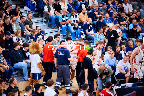 Verletzter Spieler wird betreut