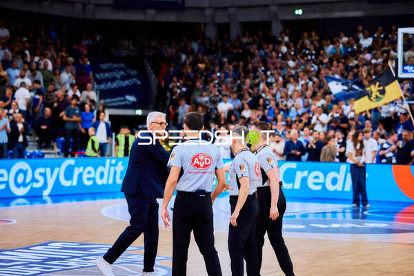 Coach und Schiedsrichter auf Court