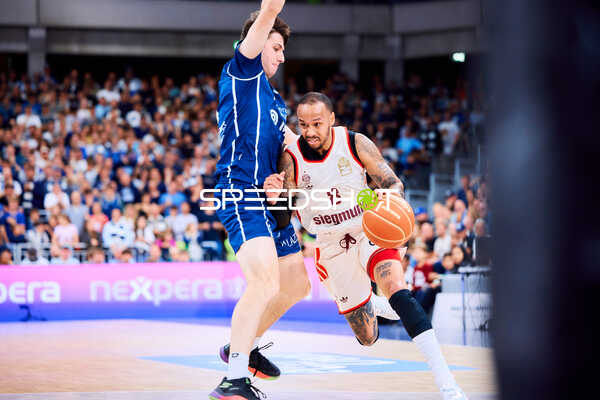 Spieler kämpfen um Ball