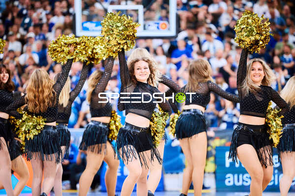 Cheerleader tanzen auf Court