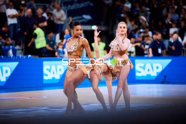 Cheerleader tanzen auf dem Court