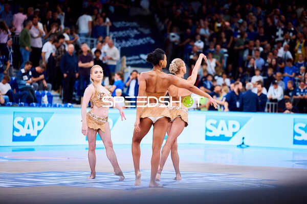Cheerleader tanzen auf Court