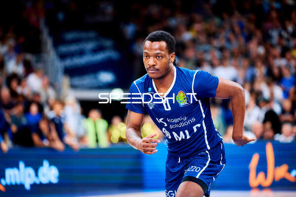 DJ Horne (0; MLP Academics Heidelberg) dribbelt auf dem Court