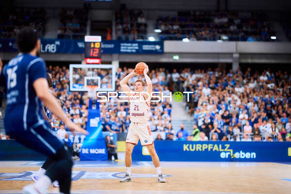Spieler mit Ball auf dem Court