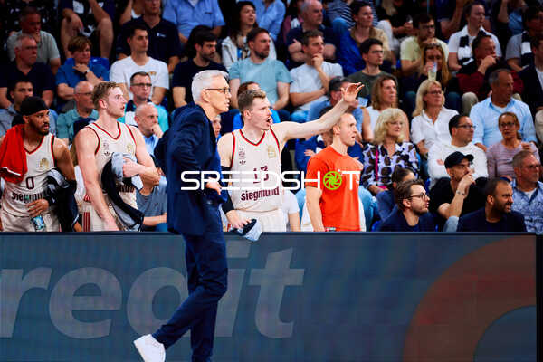 Trainer gibt Anweisungen