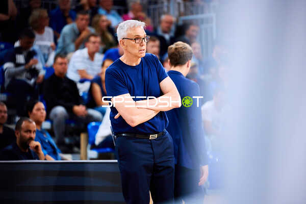 Coach Gordon Herbert (cheftrainer; FC Bayern Basketball) an der Seitenlinie