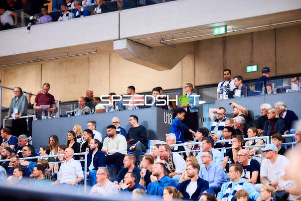Zuschauer und Offizielle im SNP Dome