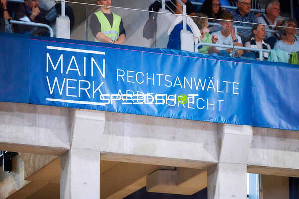 Werbebanner in der Arena